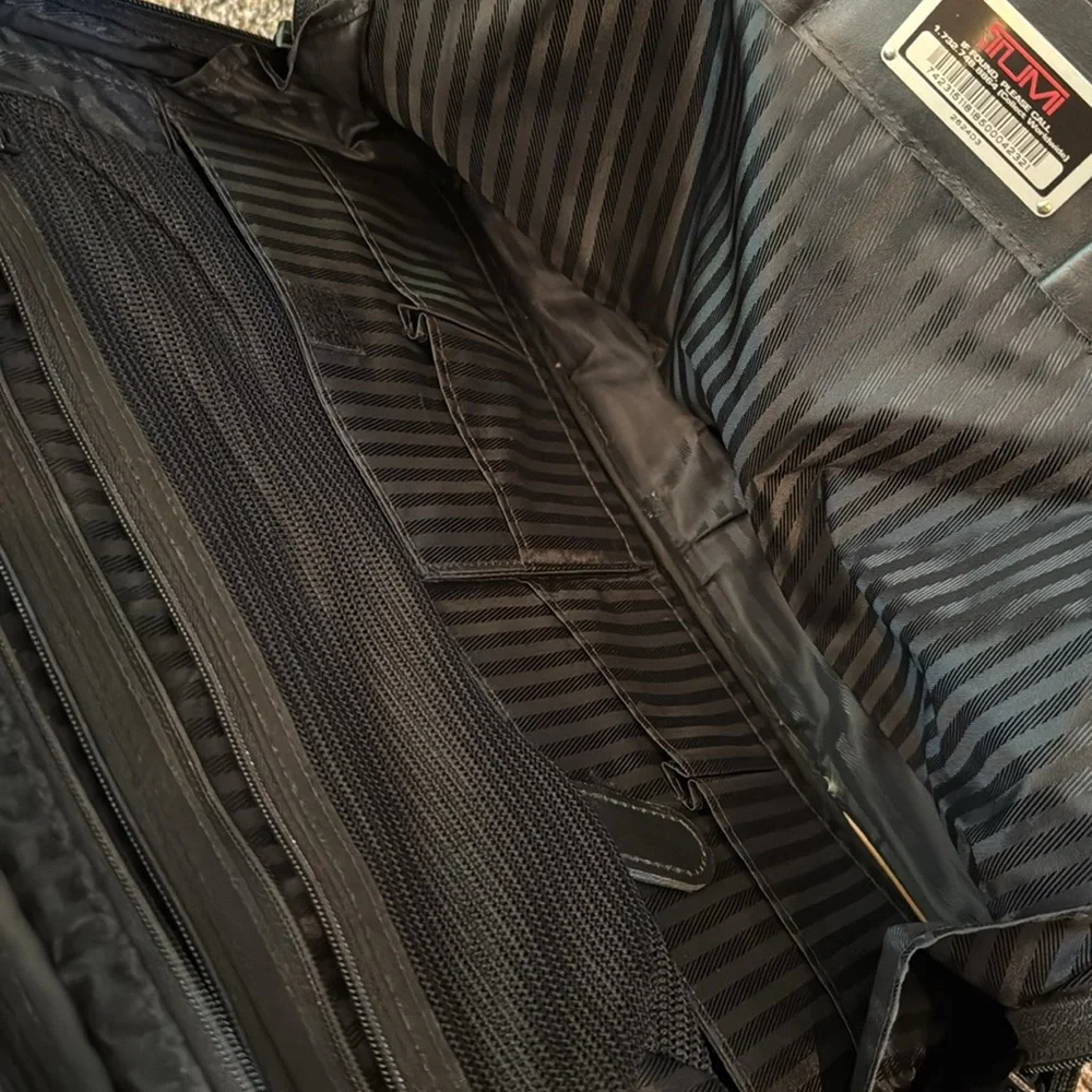 Tumi mens black canvas Muilti pocket messenger bag w/ shoulder strap EUC